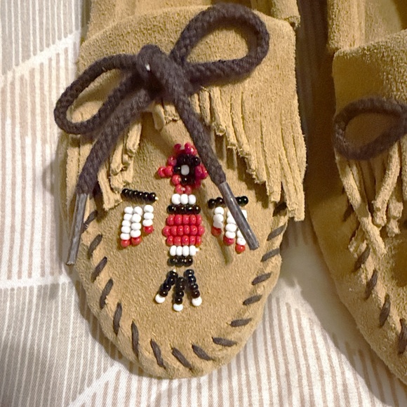 Minnetonka Tan Thunderbird Moccasins with Colorful Embroidery EUC SZ 9 - Picture 3 of 6